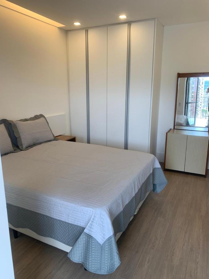 Flat Com 65 Metros; Sala; Duas Suites; Cozinha Recem-reformado